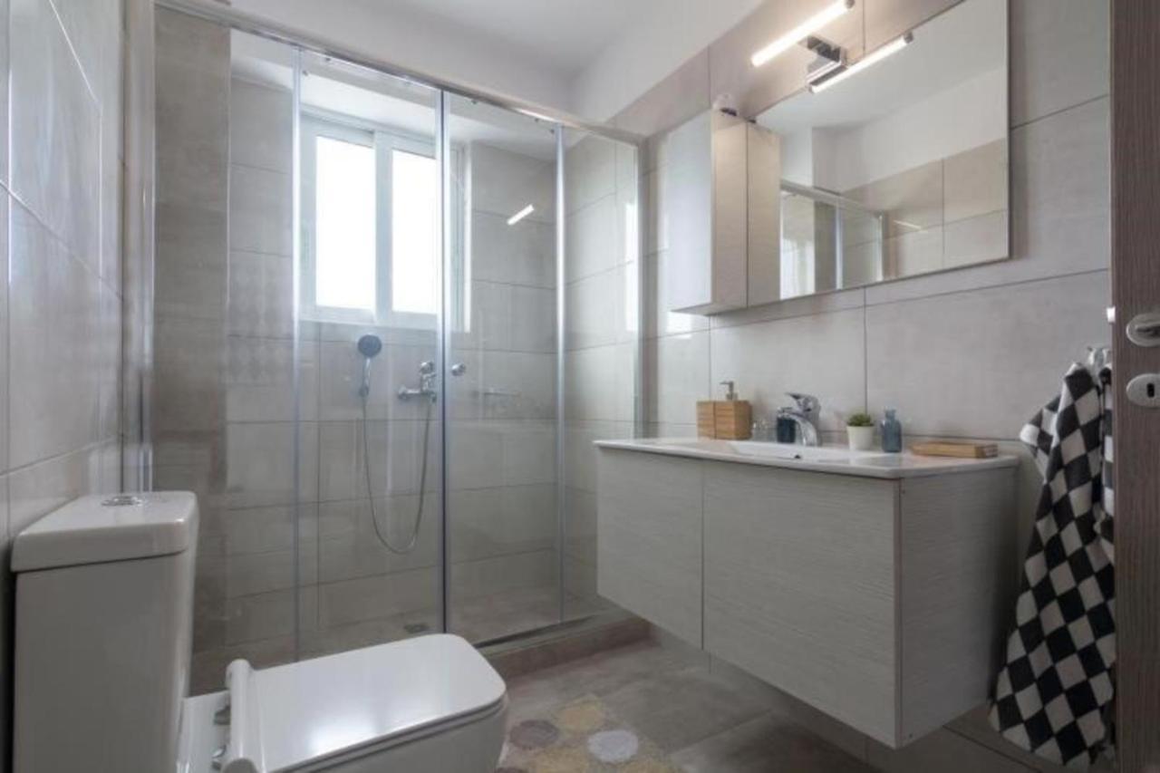 New Spacious Apartment Located In Pireus Exteriör bild
